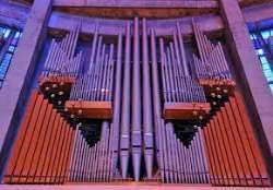 The cathedral has some eye-catching things such as the Grand Organ which is located on the two different sides of the choir and was built with 10,268 